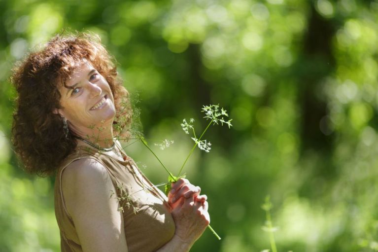 Frausein aus liebe zur erde, Stefanie Heinis, Arlesheim, Tanz, Ritual, Gesang, Natur